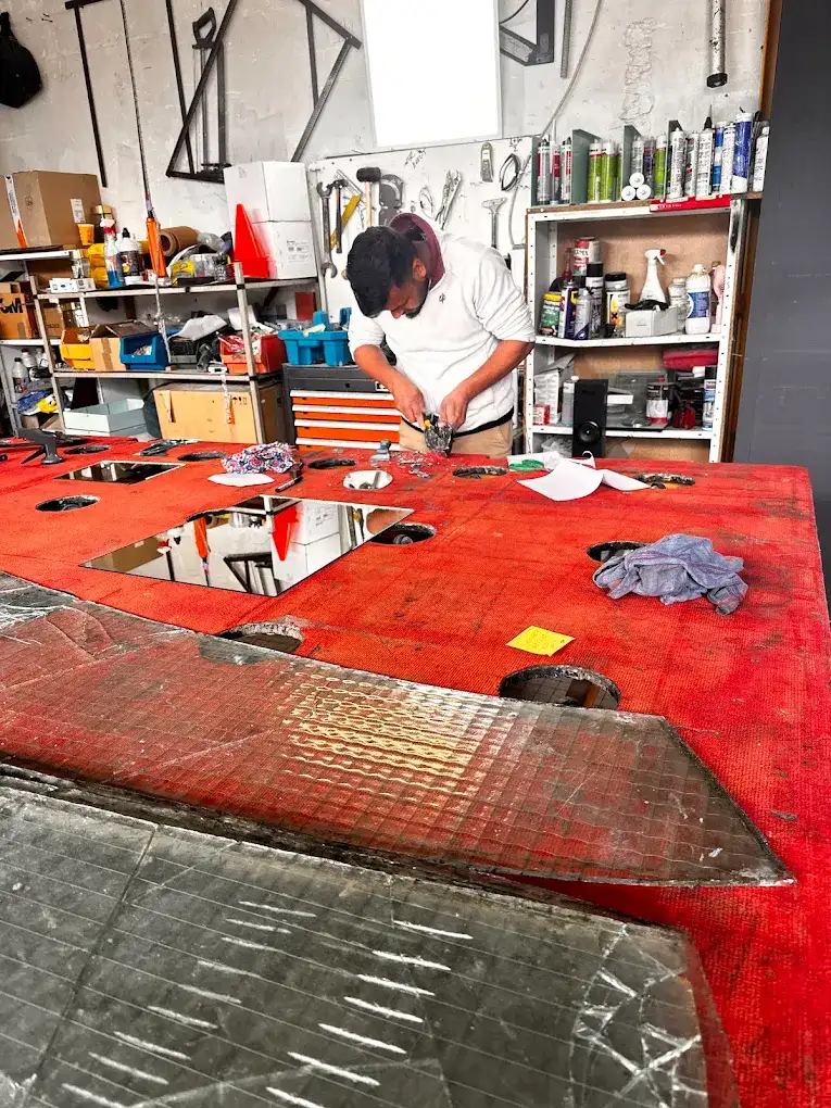 Atelier de la Miroiterie Moderne — découpe et préparation de vitrages