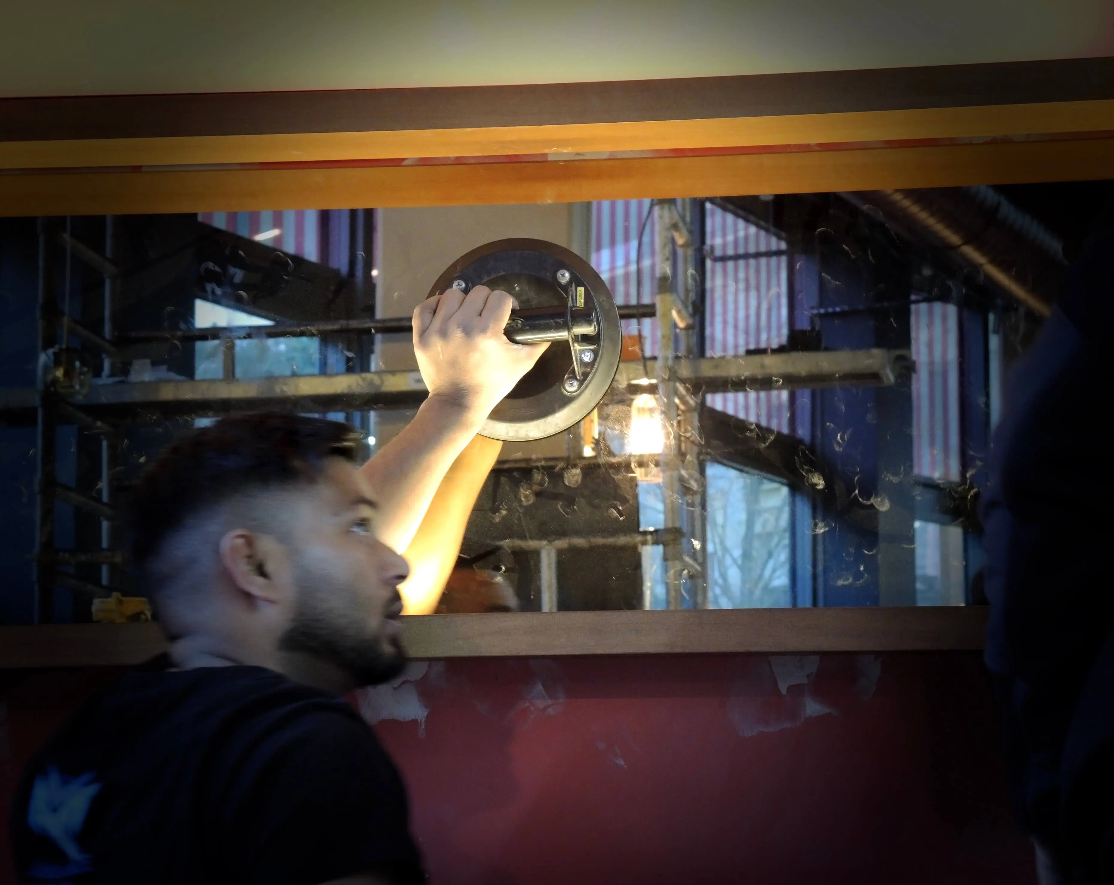 Artisan vitrier au travail